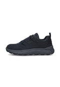 Schwarzer Sport Schuh aus glattem Synthetikmaterial, mit einem strukturierten Einsatz, runden Schnürsenkeln und einer dicken, gewellten Sohle für Dämpfung.