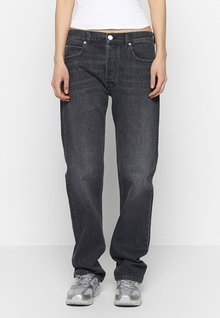 Dunkelgraue Jeans aus Denim mit geradem Bein, ausgestattet mit Fronttaschen, einem Knopf- und Reißverschluss sowie dezenten Stichdetails.