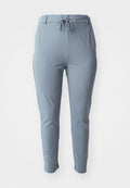 Hellblaue, dehnbare Hose mit schmaler Passform, elastischem Bund und verstellbarem Kordelzug. Mit Seitentaschen und glatter Textur.