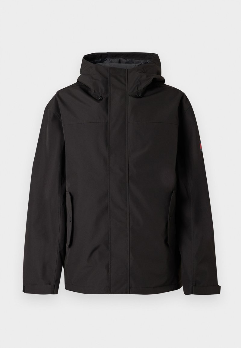 Schwarze wasserdichte Jacke mit Kapuze, ausgestattet mit zwei seitlichen Taschen, einem Reißverschluss an der Vorderseite und verstellbaren Bündchen. Glatte Textur und minimalistisches Design.