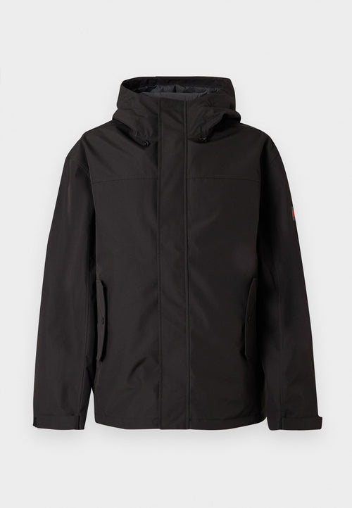 Schwarze wasserdichte Jacke mit Kapuze, ausgestattet mit zwei seitlichen Taschen, einem Reißverschluss an der Vorderseite und verstellbaren Bündchen. Glatte Textur und minimalistisches Design.