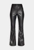 Schwarze Fake-Leder-Bootcut-Hosen mit einer glatten Textur, klassischem Fünf-Taschen-Design und einem Reißverschluss mit Knopfverschluss vorne.