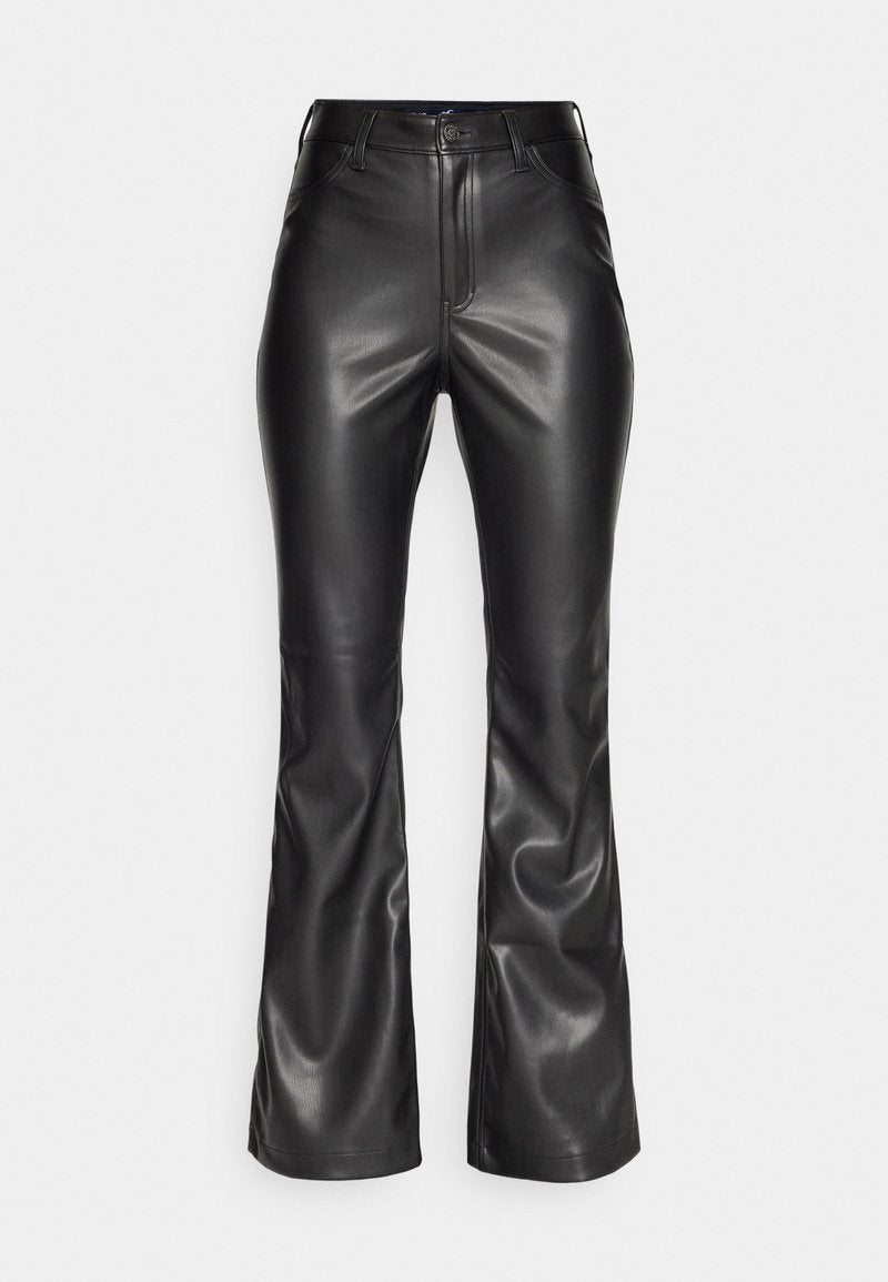 Schwarze Fake-Leder-Bootcut-Hosen mit einer glatten Textur, klassischem Fünf-Taschen-Design und einem Reißverschluss mit Knopfverschluss vorne.