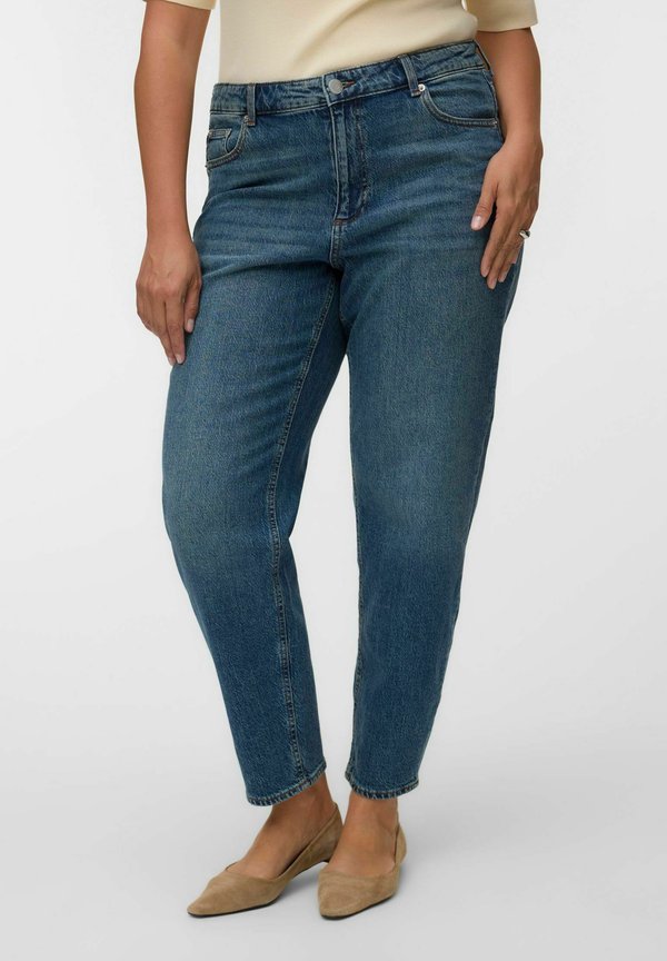 Vero Moda Curve MOM FIT JEANS VMCTESSA HIGH RISE MOM FIT JEANS - Mom Jeans - medium blue denim