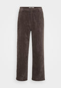 Braune Corduroy-Hose in weiter Form mit strukturiertem Finish, ausgestattet mit einem Standardbund und zwei Vordertaschen.