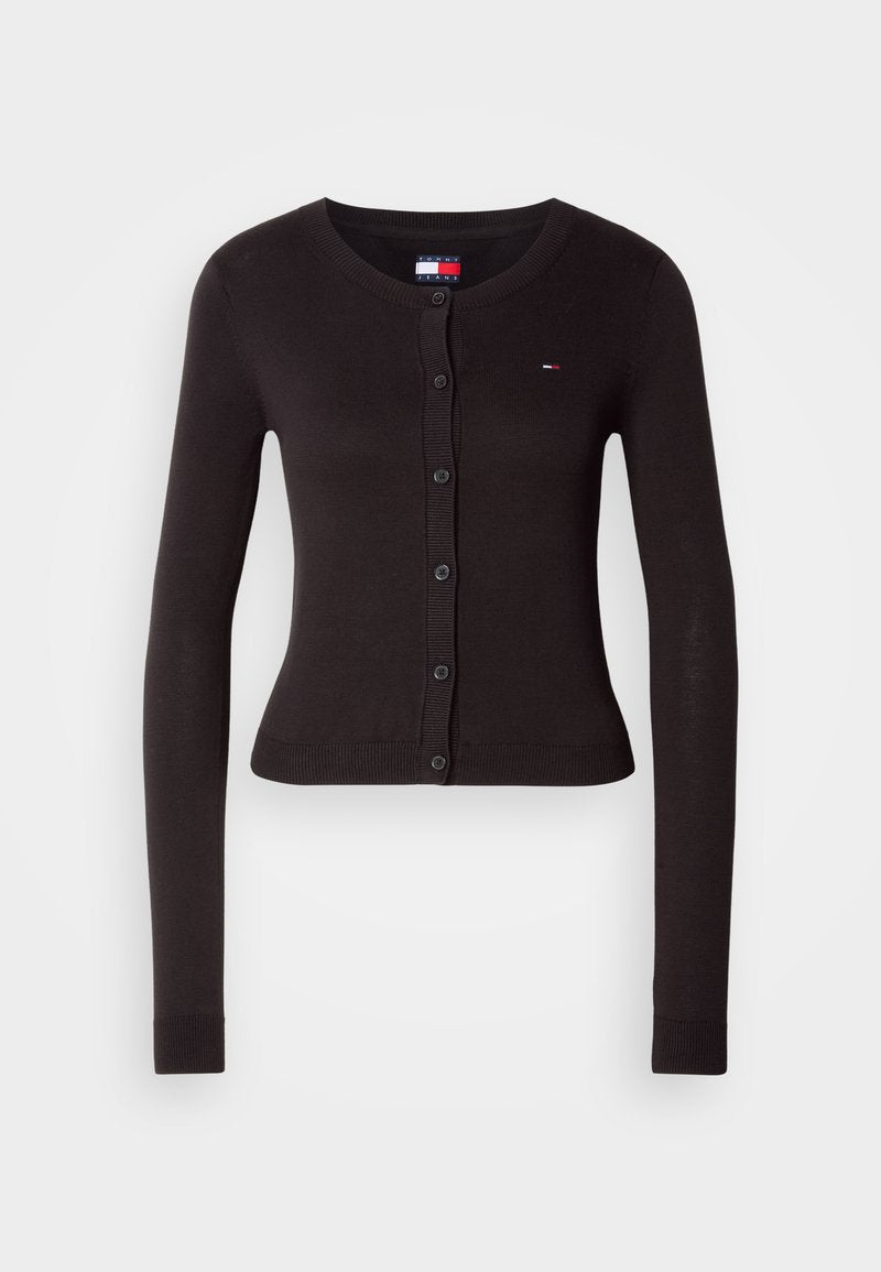 Schwarze lange Strickjacke mit rundem Ausschnitt, vorderen Knöpfen, gerippten Bündchen und Saum. Verfügt über ein kleines Logo auf der linken Brust.