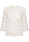 Heller, texturierter Strickpullover in Off-White. Mit einem runden Halsausschnitt und Dreiviertelärmeln in lässiger Passform.