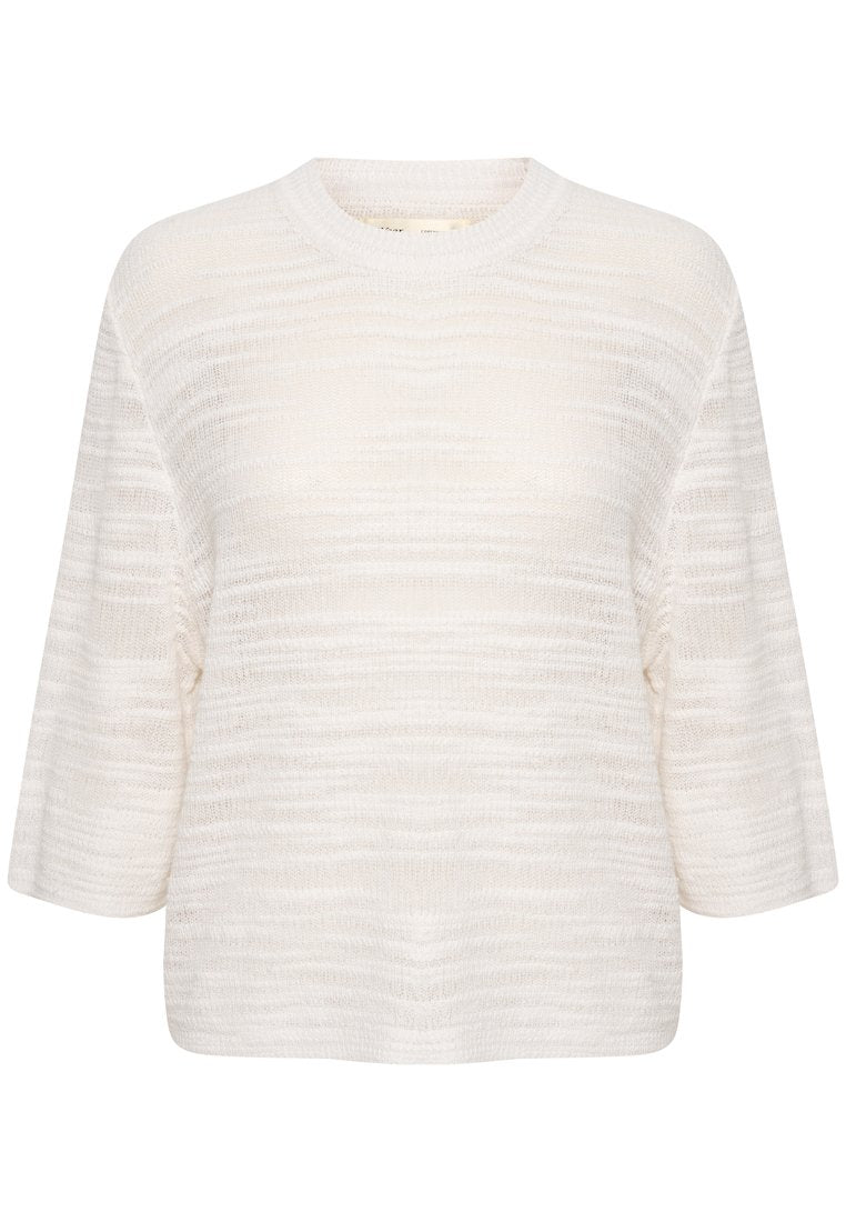 Heller, texturierter Strickpullover in Off-White. Mit einem runden Halsausschnitt und Dreiviertelärmeln in lässiger Passform.