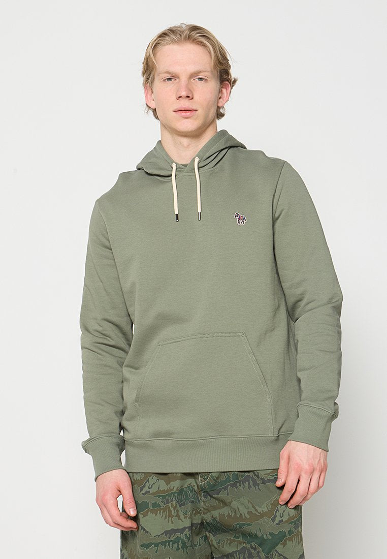 Olivgrüner Hoodie mit Kängurutasche, gerippten Bündchen und zwei beigen Kordeln. Verfügt über ein kleines, mehrfarbiges Logo auf der Brust.