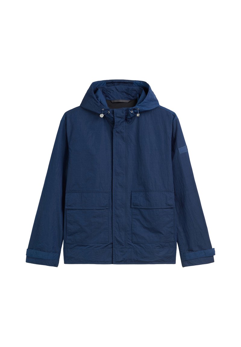 Navyblaue Jacke aus leichtem Stoff, mit Kapuze, zwei Fronttaschen und verstellbaren Bündchen. Glatte Textur, reduziertes Design.