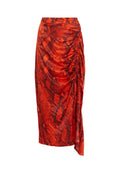 Roter Schlangenprint-Rock mit gerafftem Design, weichem Stoff, knielang und mit drapierten Akzenten an der Seite für zusätzliche Textur.