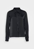 Schwarze langärmlige Bluse aus glattem Stoff, mit Kragen, Knopfverschluss und einer gebundenen Schleife am Ausschnitt. Schlichtes Design.
