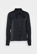Schwarze langärmlige Bluse aus glattem Stoff, mit Kragen, Knopfverschluss und einer gebundenen Schleife am Ausschnitt. Schlichtes Design.
