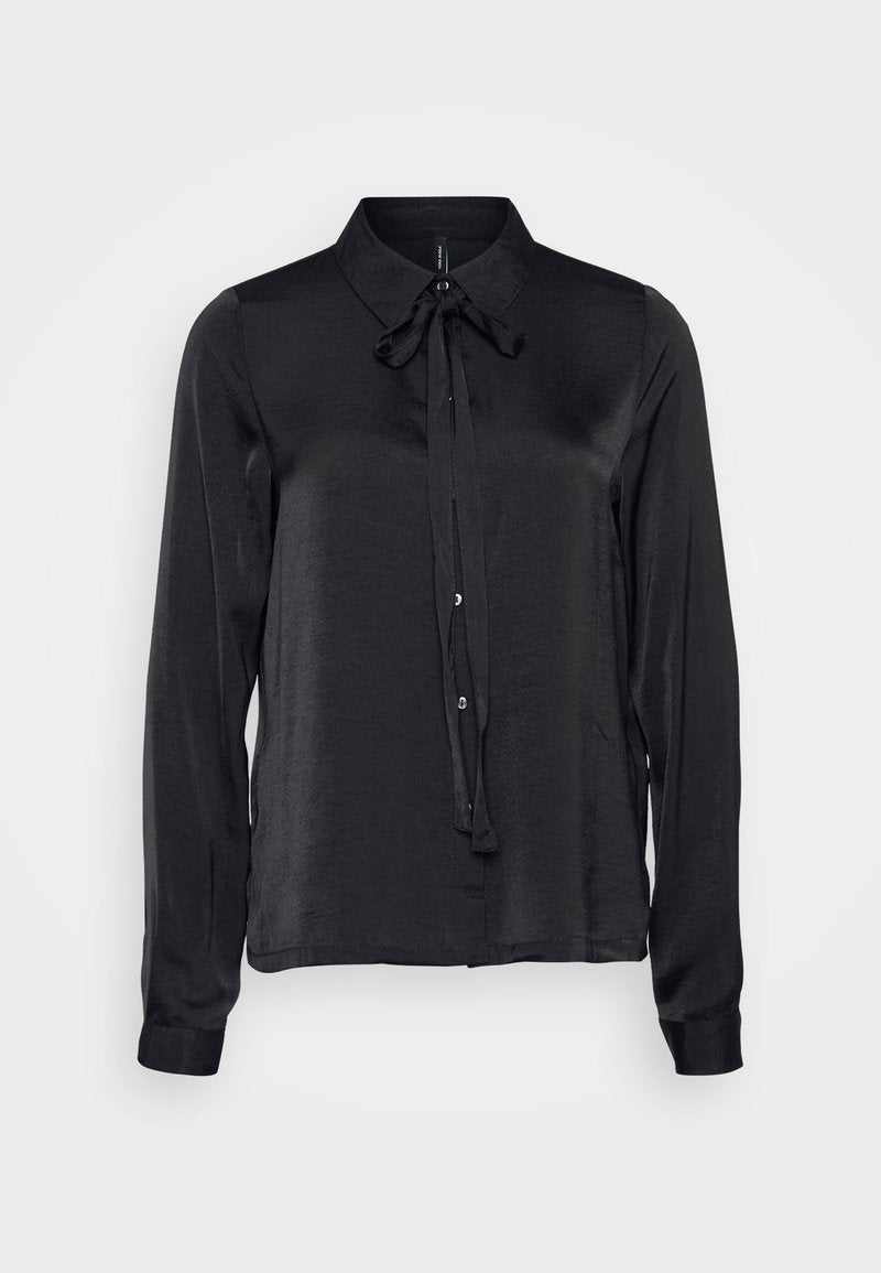 Schwarze langärmlige Bluse aus glattem Stoff, mit Kragen, Knopfverschluss und einer gebundenen Schleife am Ausschnitt. Schlichtes Design.