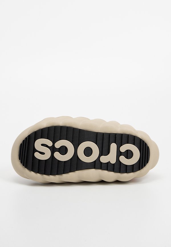 Crocs OVERPUFF SHORTY