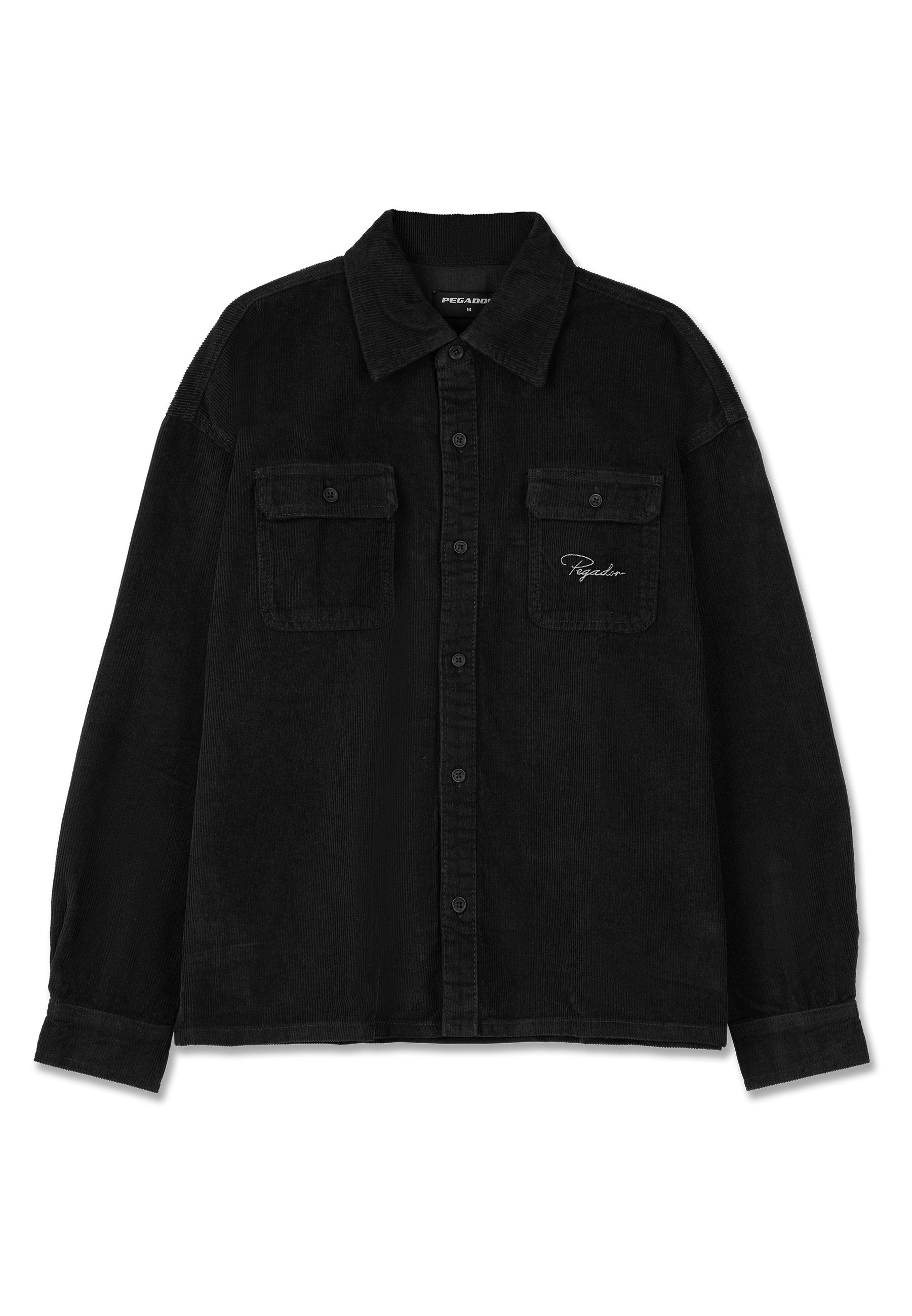 Schwarze Cordjacke mit Kragen, vorderer Knopfleiste, zwei Brusttaschen und gesticktem Logo auf der linken Tasche.
