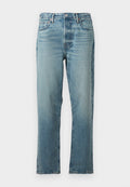 Helle blaue Jeans im geraden Schnitt, mit verwaschenen Bereichen und dezenten Waschungen. Traditionelles Fünf-Taschen-Design mit metallischen Beschlägen.
