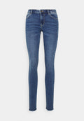 Schmale Jeans aus dunkelblauem Denim mit tailliertem Schnitt, fünf Taschen und ausgefransten Säumen an den Knöcheln. Die Nähte heben sich vom Stoff ab.