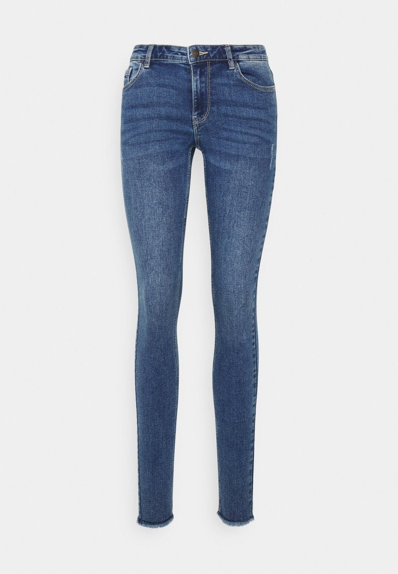 Schmale Jeans aus dunkelblauem Denim mit tailliertem Schnitt, fünf Taschen und ausgefransten Säumen an den Knöcheln. Die Nähte heben sich vom Stoff ab.