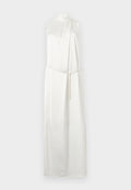 Ärmelloses weißes Maxikleid mit hohem Ausschnitt und dünnem, locker gebundenem Metallgürtel an der Taille vor hellem Hintergrund.