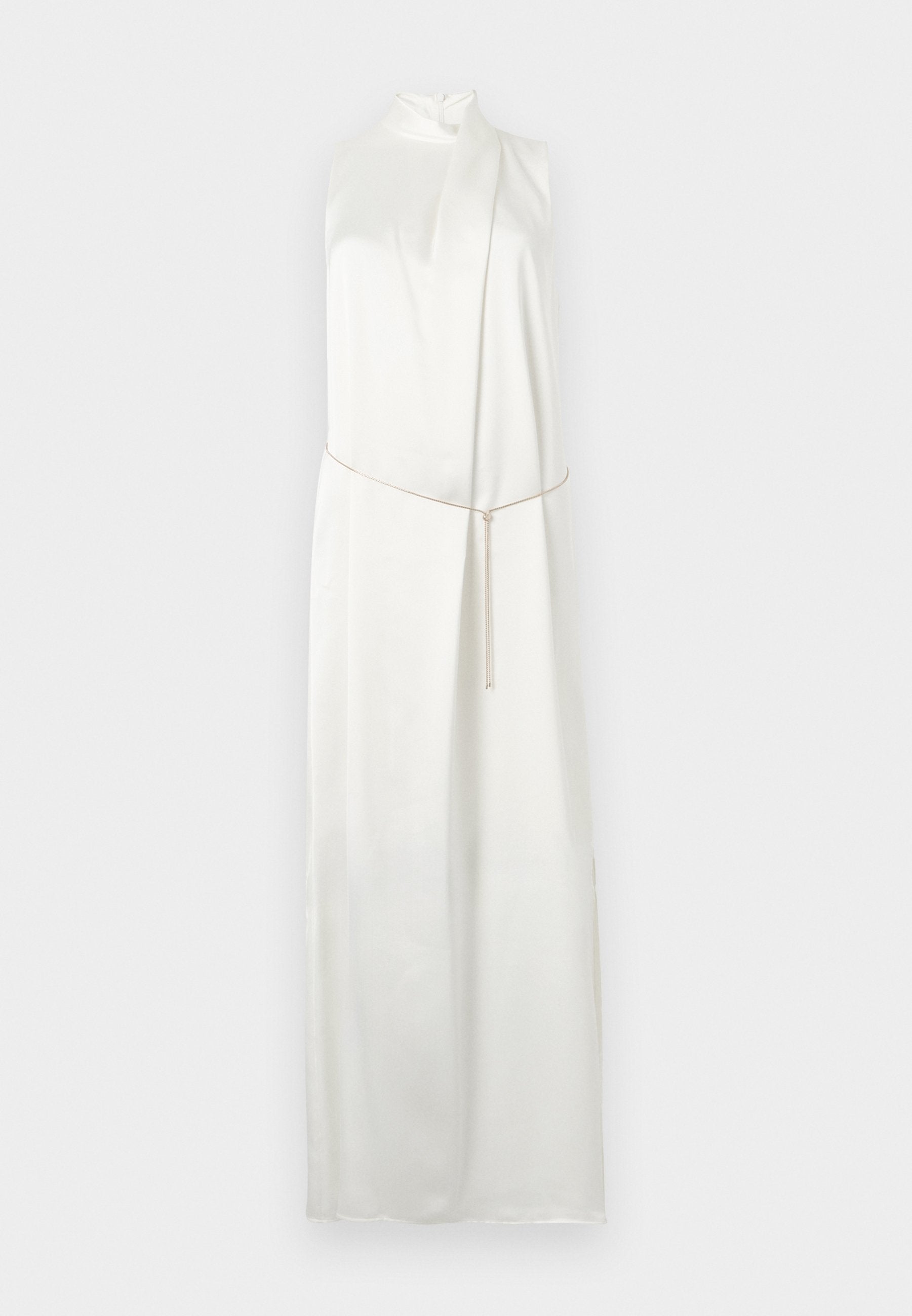 Ärmelloses weißes Maxikleid mit hohem Ausschnitt und dünnem, locker gebundenem Metallgürtel an der Taille vor hellem Hintergrund.