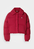 Rote cropped Pufferjacke aus glänzendem Material mit breitem Kragen, Druckknöpfen und elastischen Bündchen; hat ein Logopatch auf der linken Brust.