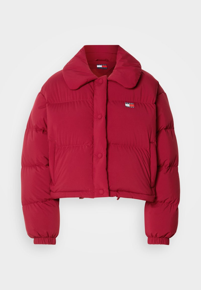 Rote cropped Pufferjacke aus glänzendem Material mit breitem Kragen, Druckknöpfen und elastischen Bündchen; hat ein Logopatch auf der linken Brust.