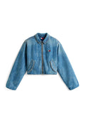 Kurz geschnittene Jeansjacke in Hellblau mit langen Ärmeln, einem Reißverschluss vorne, zwei Seitentaschen und einem kleinen Logo auf der linken Brust.