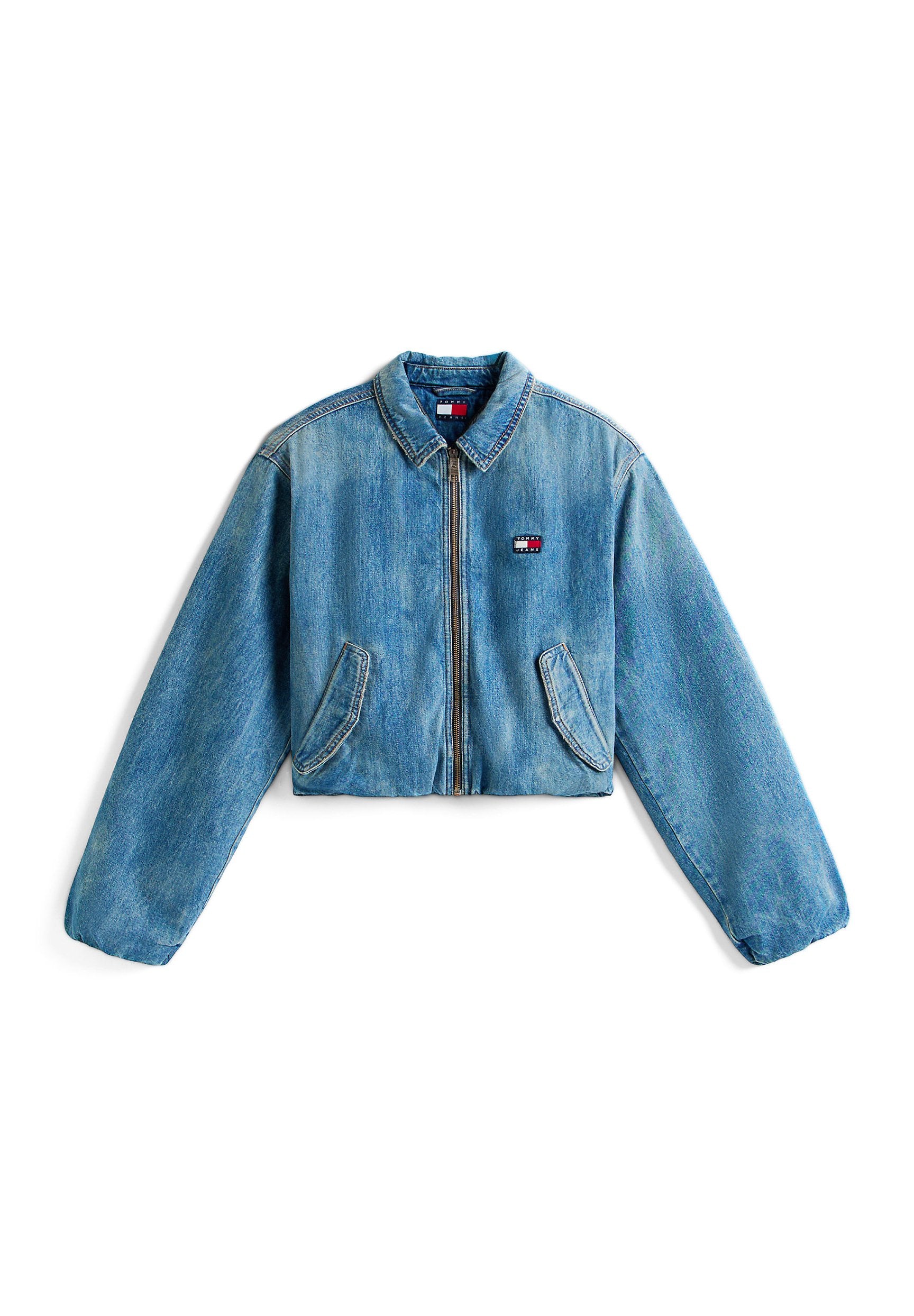 Kurz geschnittene Jeansjacke in Hellblau mit langen Ärmeln, einem Reißverschluss vorne, zwei Seitentaschen und einem kleinen Logo auf der linken Brust.