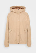 Beige kapuzenjacke mit Druckknopfverschluss, Seitentaschen, elastischen Ärmeln und glatter Textur. Verstärkte Schulternähte und sichtbares Innenfutter.