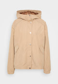 Beige kapuzenjacke mit Druckknopfverschluss, Seitentaschen, elastischen Ärmeln und glatter Textur. Verstärkte Schulternähte und sichtbares Innenfutter.