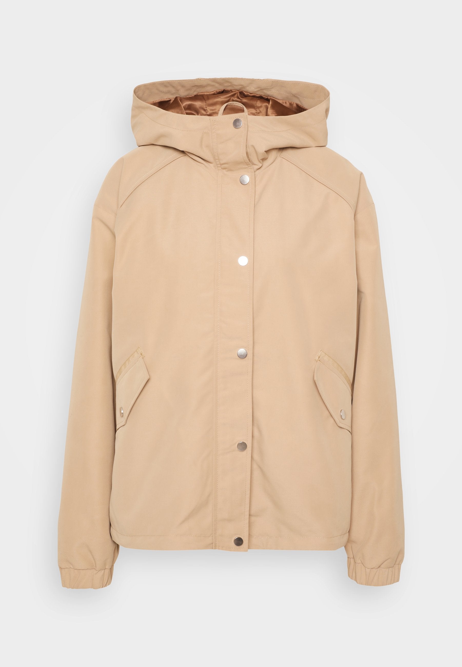 Beige kapuzenjacke mit Druckknopfverschluss, Seitentaschen, elastischen Ärmeln und glatter Textur. Verstärkte Schulternähte und sichtbares Innenfutter.