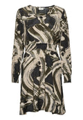 Langärmliges Kleid mit einem abstrakten Muster in Schwarz, Olivgrün und Creme. Elastischer Taillenbund mit V-Ausschnitt und gerafften Bündchen. Leichter Stoff.