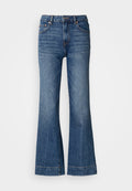 Ausgestellte Jeans aus Denim in Dunkelblau. Mit fünf Taschen, Gürtelschlaufen und orangefarbenen Nähten. Glatte Textur mit klassischem Schnitt.