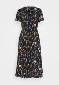 Schwarzes Blumenkleid mit kurzen Ärmeln; bietet orangefarbene, pinkfarbene und grüne Blumenmuster; umfasst einen Bindegürtel in der Taille.
