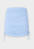 Himmelblauer, geraffter Minirock aus elastischem Stoff. Verfügt über Kordelzüge an den Seiten für eine anpassbare Passform und eine glatte Textur.