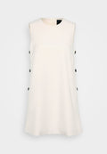Ärmelloses weißes Kleid mit Rundhalsausschnitt, seitlichen Knöpfen und gerader Silhouette. Glattes Material mit dezentem Glanz. Reißverschlussdetails hinten.