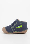 Kinderschuh aus marineblauem Wildleder mit brauner Gummisohle und grünem Rennwagenmotiv an der Seite, ausgestattet mit gelben Nähten und schwarzen Schnürsenkeln.