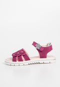 Fuchsia-pinke Wildledersandalette mit gewellten Akzenten und silbernen Blumenverzierungen. Besitzt einen Klettriemen und eine weiße, strukturierte Sohle.