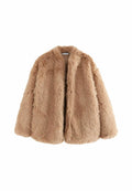 Faux-Fur-Jacke, hellbraun, oversized Design mit breitem Kragen und fallen Schultern, verfügt über eine weiche und strukturierte Oberfläche.