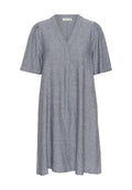 Helles blaues Leinenkleid mit kurzen Ärmeln, V-Ausschnitt, gerafftem Taillenbereich und weicher Textur. Besitzt dezente vertikale Nähte.