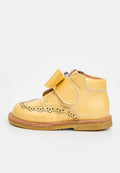 Gelbe Leder-Stiefelette mit Perforierungen, Klettverschluss und brauner Gummisohle. Glatte Textur und abgerundetes Design der Zehen.