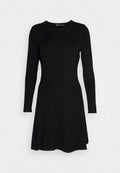 Schwarzes langärmliges Kleid aus weichem Stoff. Runder Ausschnitt, figurbetonter Oberteil und ausgestellt geschnittenen Rockbereich für einen lässigen Sitz.
