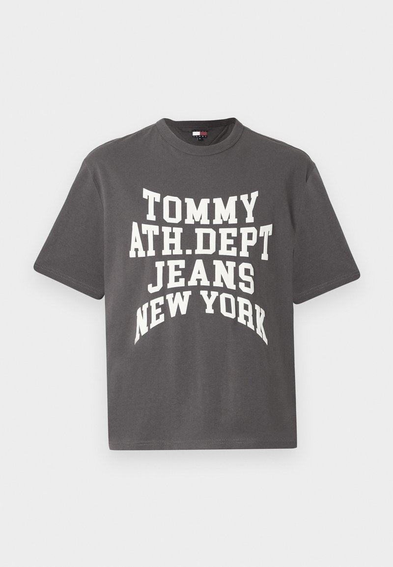 Graues Baumwoll-T-Shirt mit kurzen Ärmeln, mit fettem weißen Text: "TOMMY ATH.DEPT JEANS NEW YORK" in einem gewölbten Design.