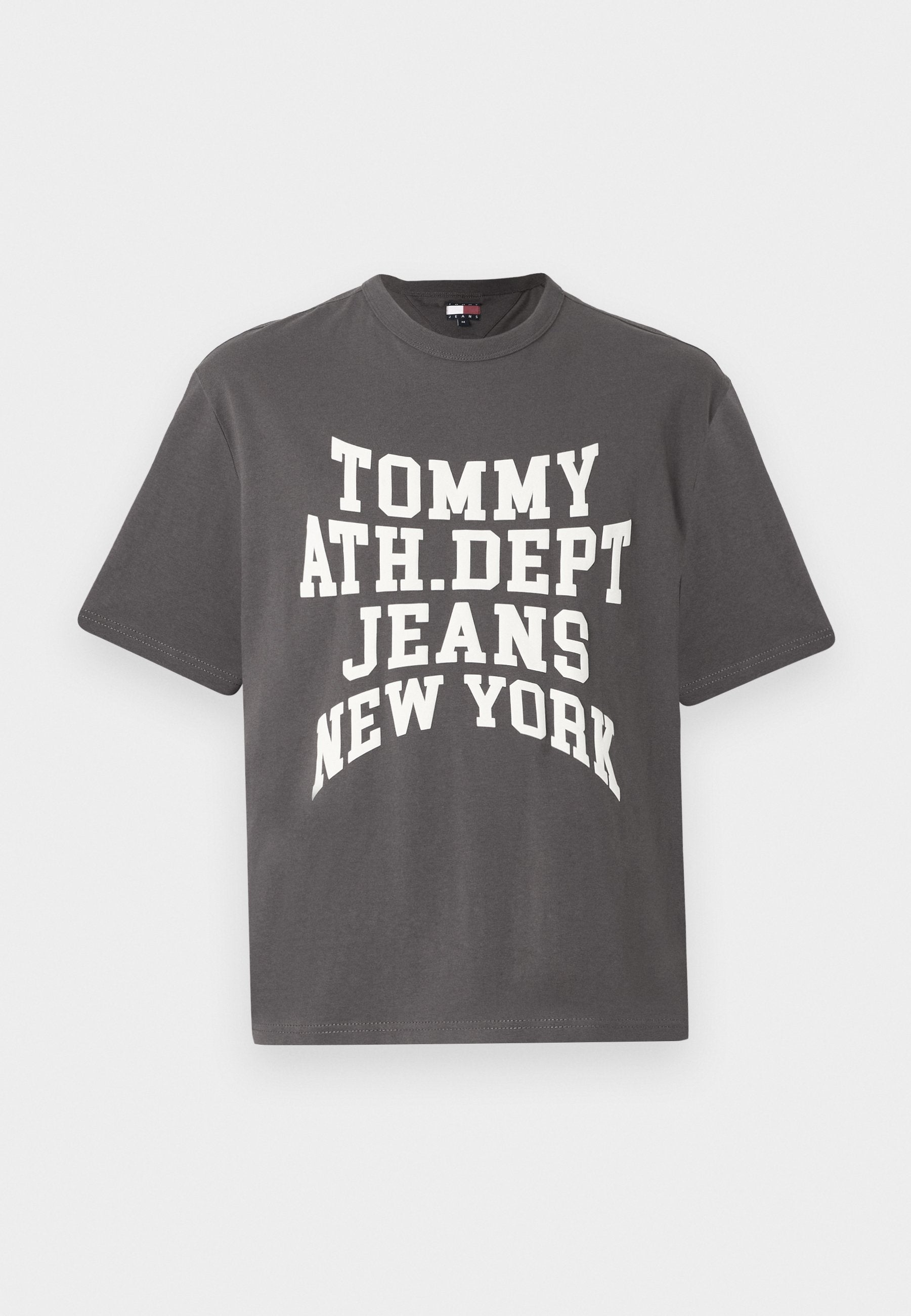 Graues Baumwoll-T-Shirt mit kurzen Ärmeln, mit fettem weißen Text: "TOMMY ATH.DEPT JEANS NEW YORK" in einem gewölbten Design.