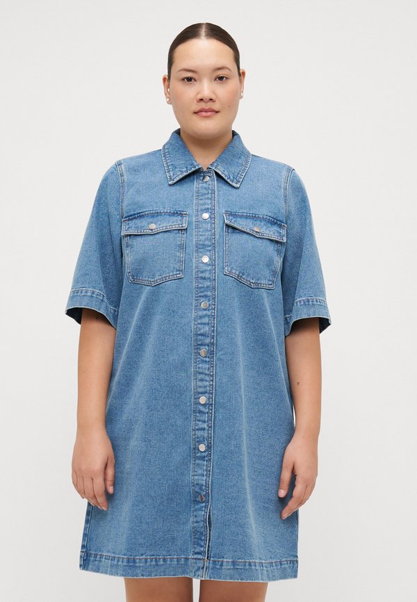 Vero Moda Curve Denim VMCFENJA Short - Denim dress - medium blue denim