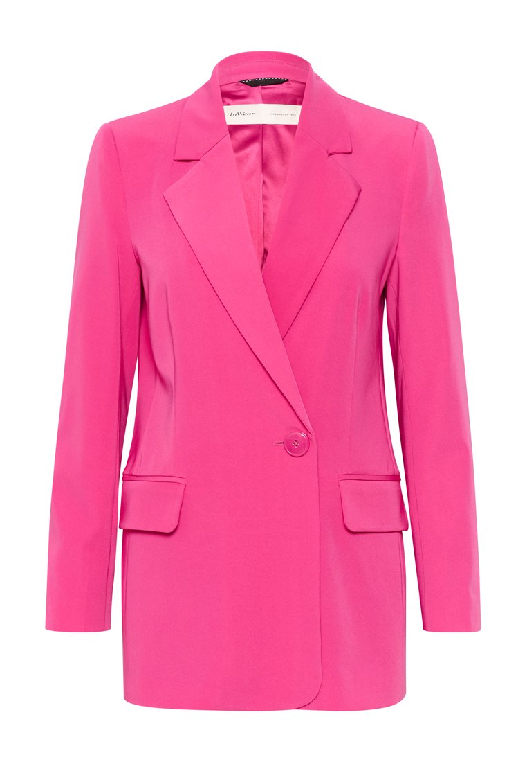 Helle rosa Ein-Knopf-Blazer mit Revers und Frontklapptaschen, vor einem weißen Hintergrund präsentiert.