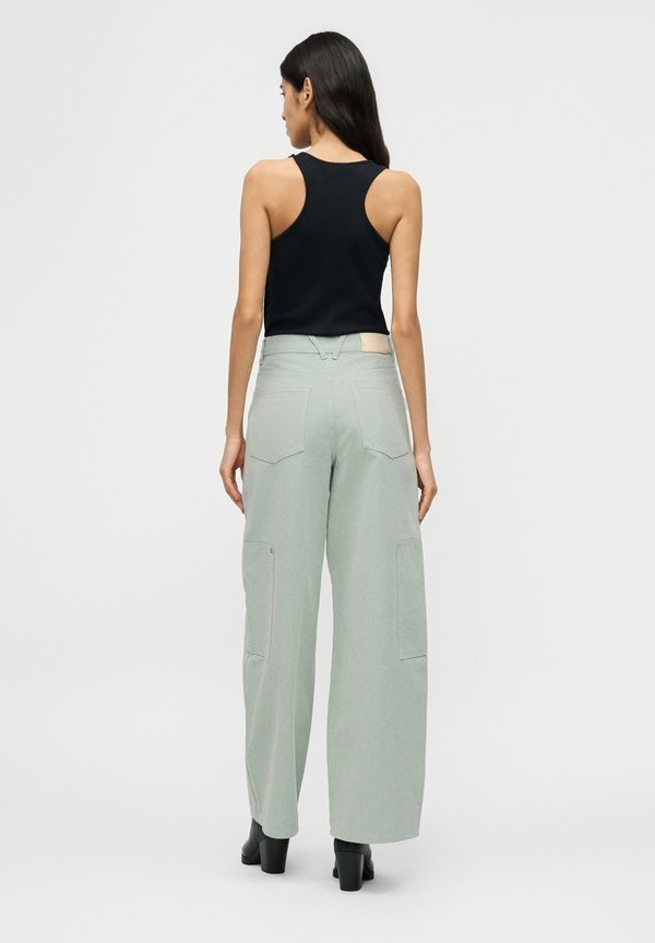 IVY OAK PHILOU