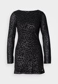 Schwarzes Langarmkleid mit strukturiertem silbernen Wirbelmuster, Rundhalsausschnitt und taillierter Silhouette, mit einem Schlitz am Saum.