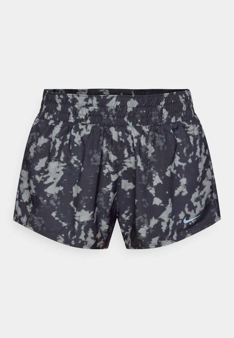 Schwarz-graue Batik-Trainingsshorts mit elastischem Bund und kleinem blauen Nike-Logo auf der unteren rechten Seite.